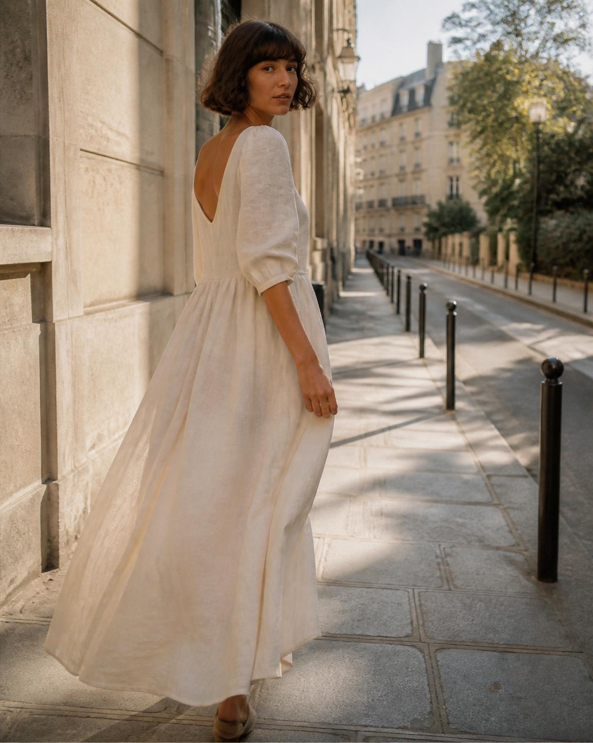 Robe en lin crème dans une rue parisienne ensoleillée
